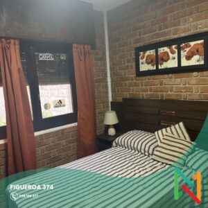 **Casa en Venta - Fco. Acuña de Figueroa 374** Casa de 2 plantas, 3 dormitorios, 2 baños, living con calefactor, cocina-comedor, garaje, terraza y fondo con parrillero. **USD 240,000**. ¡Contáctanos!